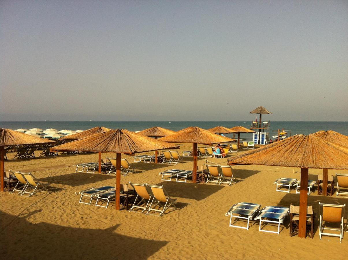 Aparthotel Oasi Del Mare Tirrenia Exterior foto