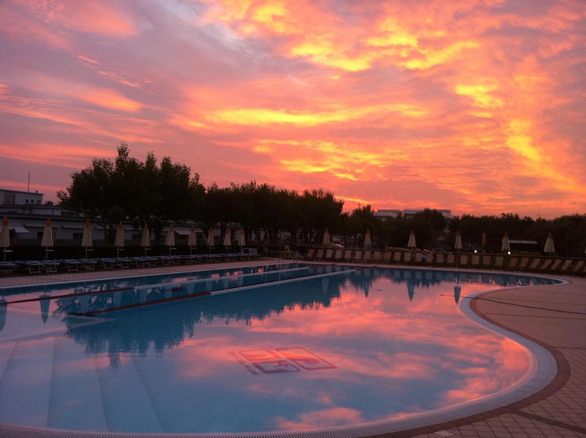 Aparthotel Oasi Del Mare Tirrenia Exterior foto
